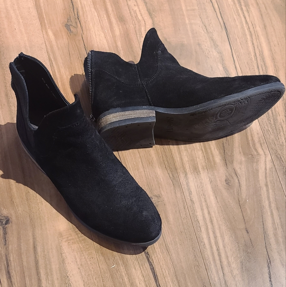 Born Black Suede Zip Ankle Bootie 8 Womens